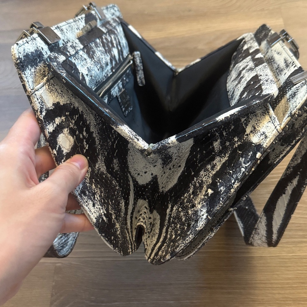 Fendi black and white calf skin embossed patterned shoulder bag - Picture 7 of 9